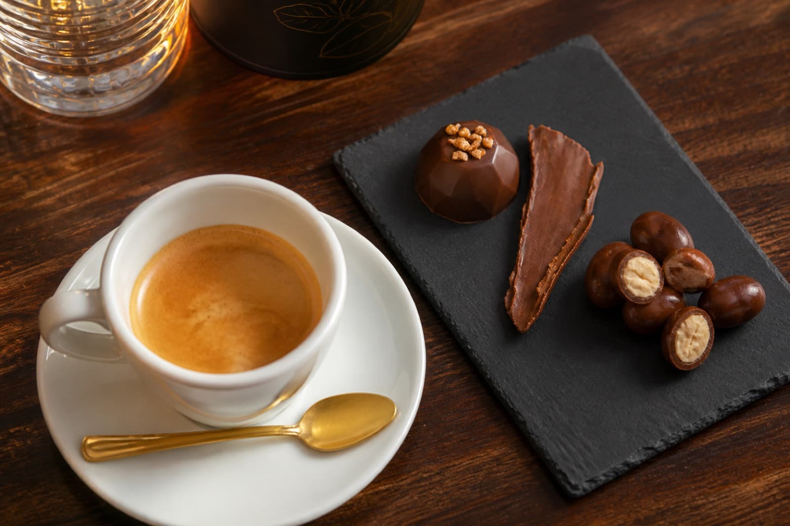 Espresso acompanhado da tábua de degustação de chocolates