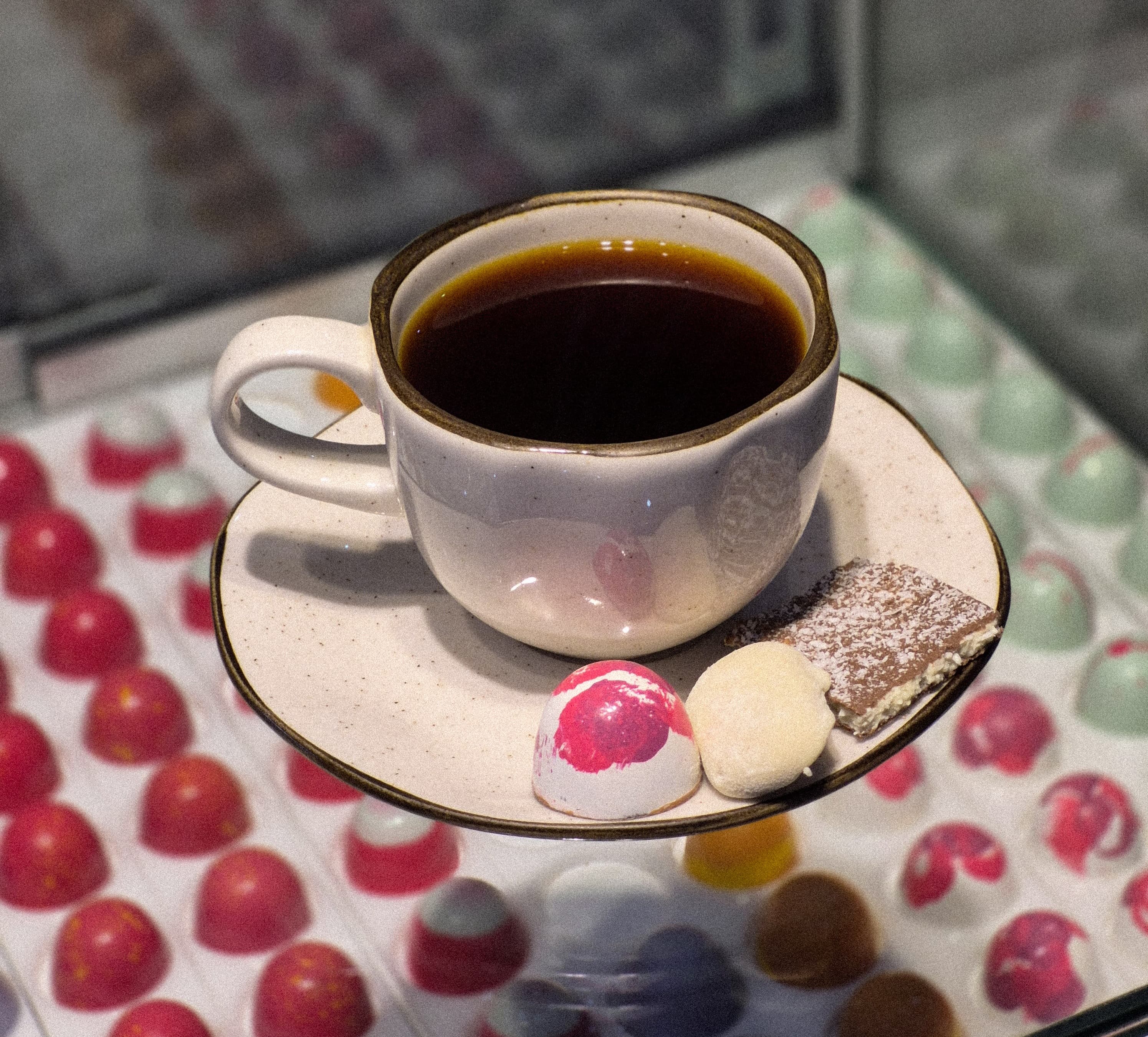 Espresso acompanhado da tábua de degustação de chocolates